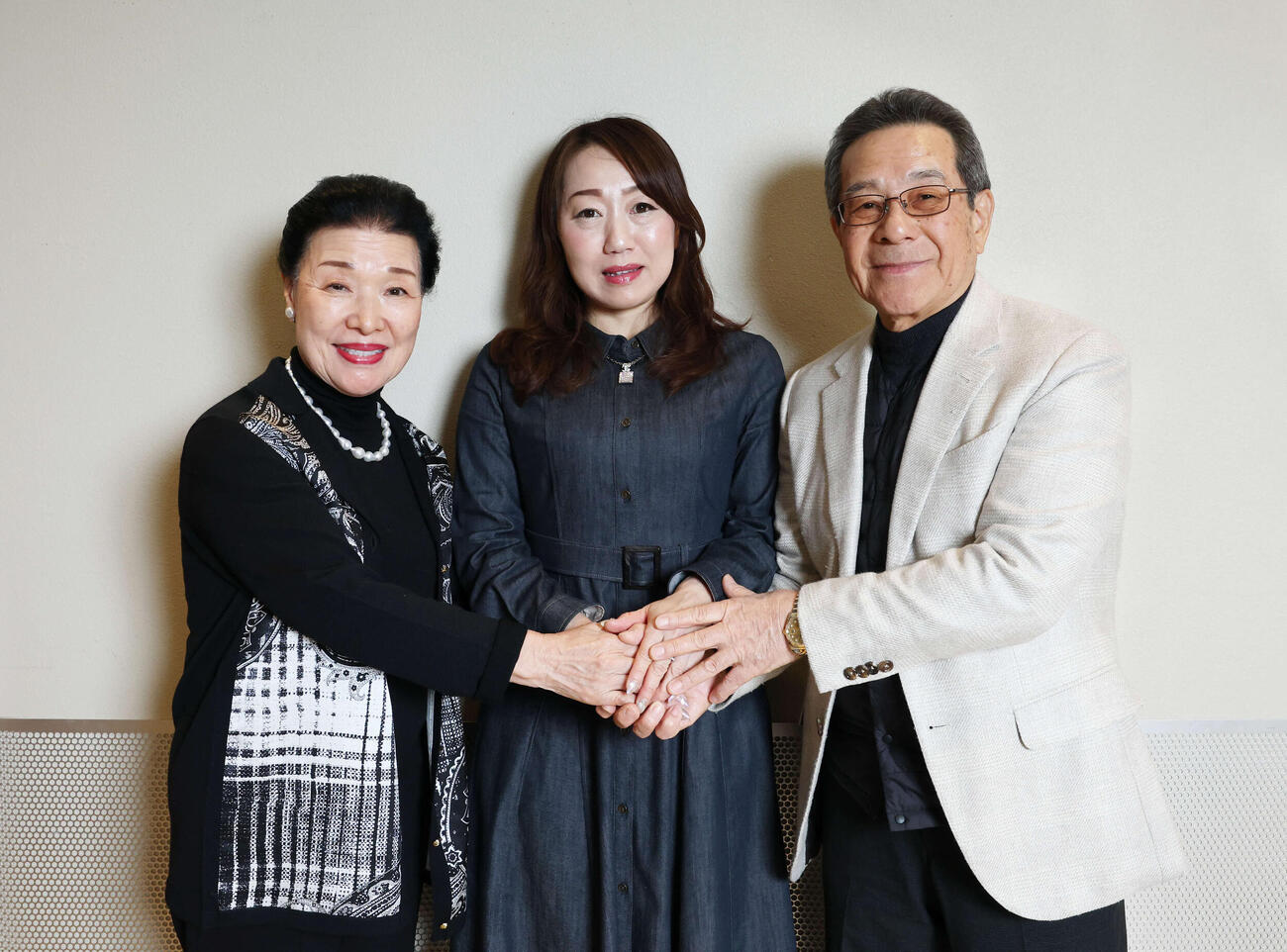 作詞家さわだすずこ氏（左）、作曲家弦哲也氏（右）と握手を交わす城山みつき（撮影・増田悦実）