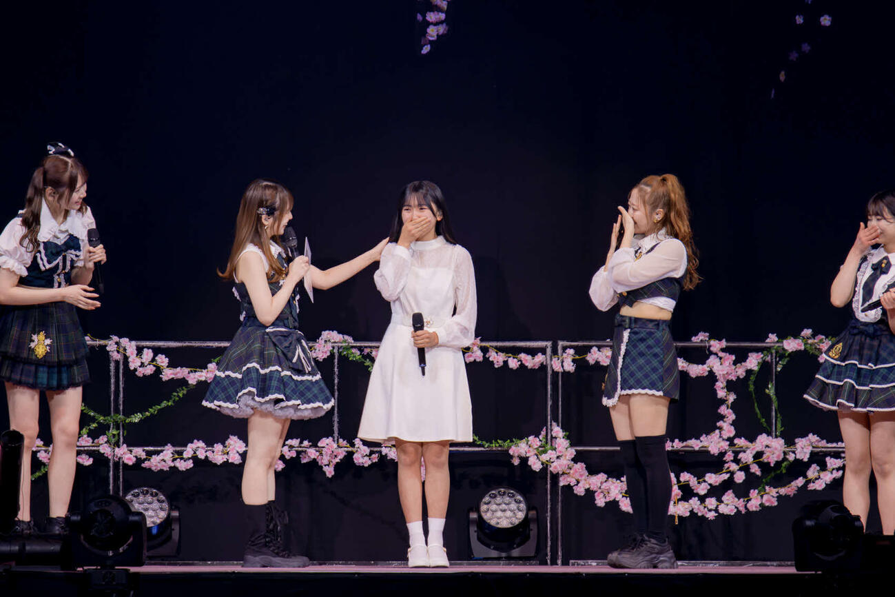 モーニング娘。’26への加入が発表され、涙ぐむ杉原明紗（中央）
