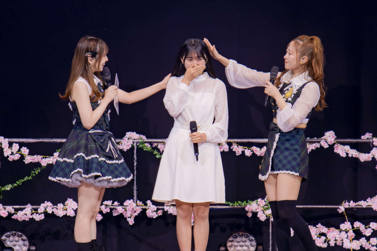 モーニング娘。’26への加入が発表され、涙ぐむ杉原明紗（中央）を励ます野中美希（左）と小田さくら（右）