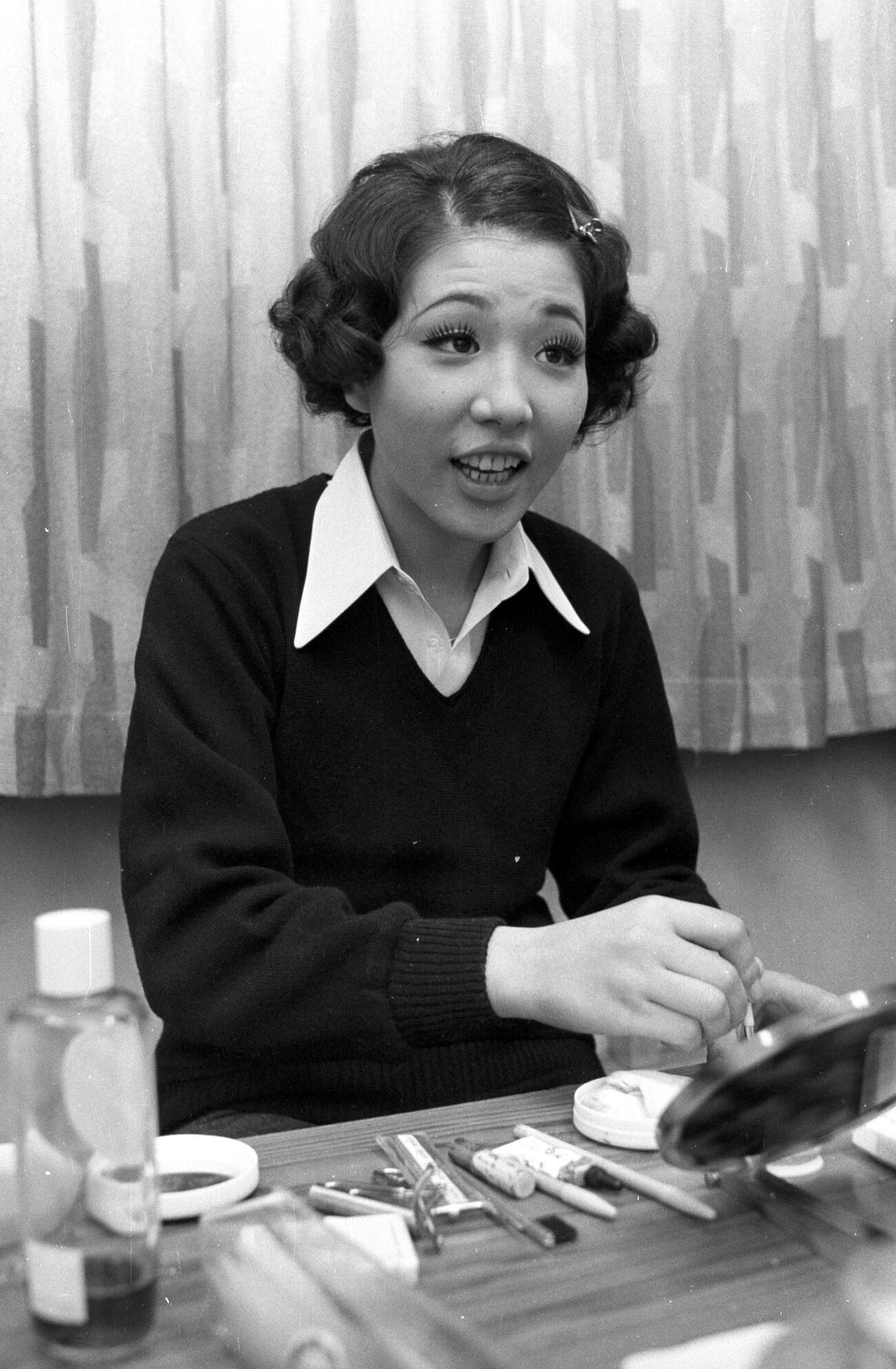 連載「売れてますネ」でインタビューに答える和田アキ子。つけマツ毛にもようやく慣れ「でも自分の顔がふだんよりもきれいになるってのはやはり楽しいもんですよ」とうれしそうだ（1970年10月撮影）