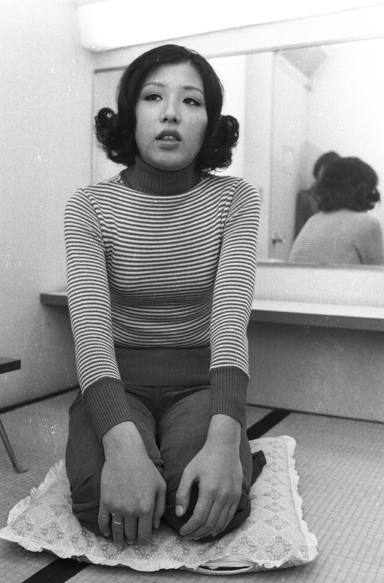 楽屋でインタビューに答える和田アキ子（1972年11月撮影）