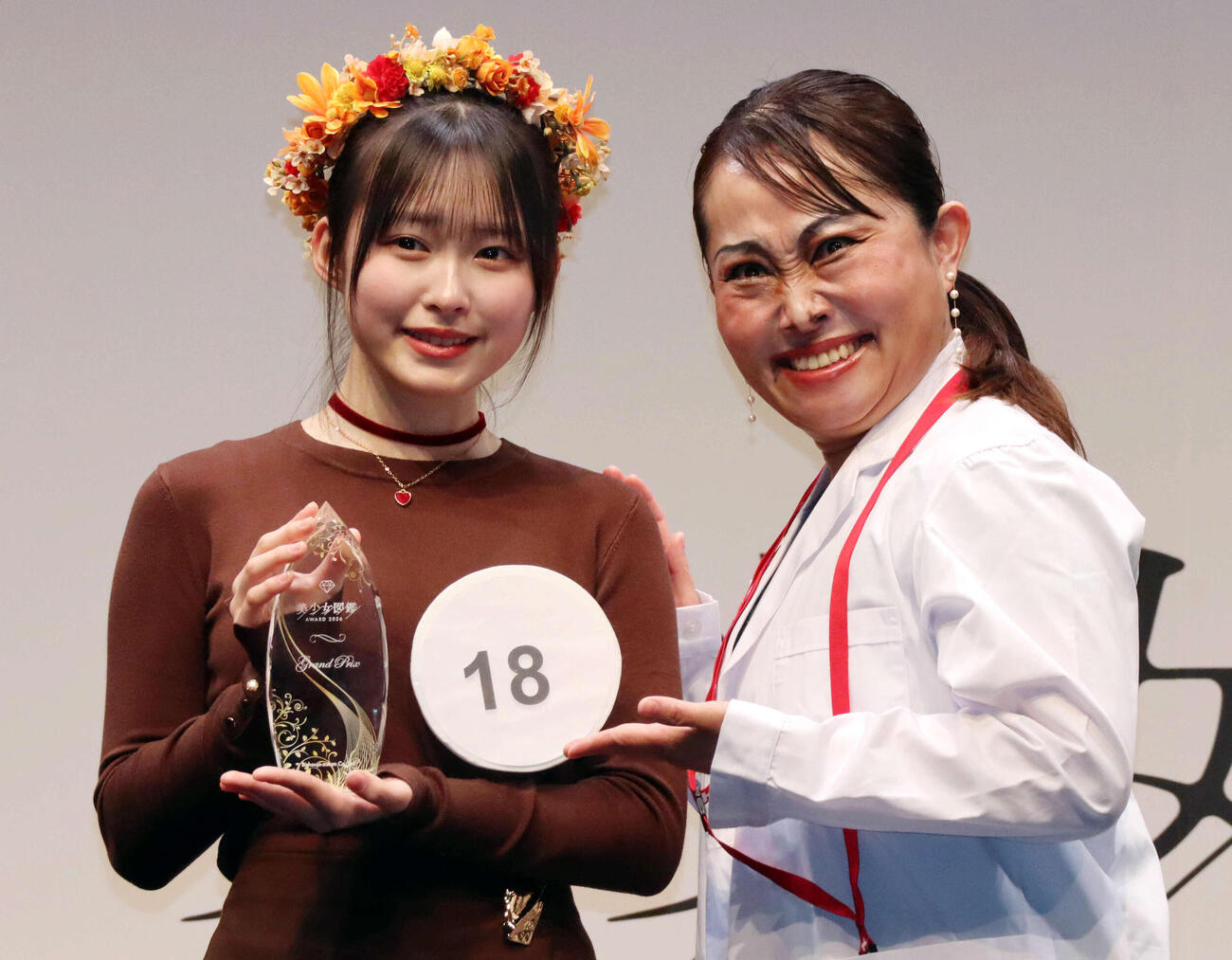 「美少女図鑑AWARD 2026」でグランプリに選ばれた榎本彩乃さん。右はプレゼンターのキンタロー。