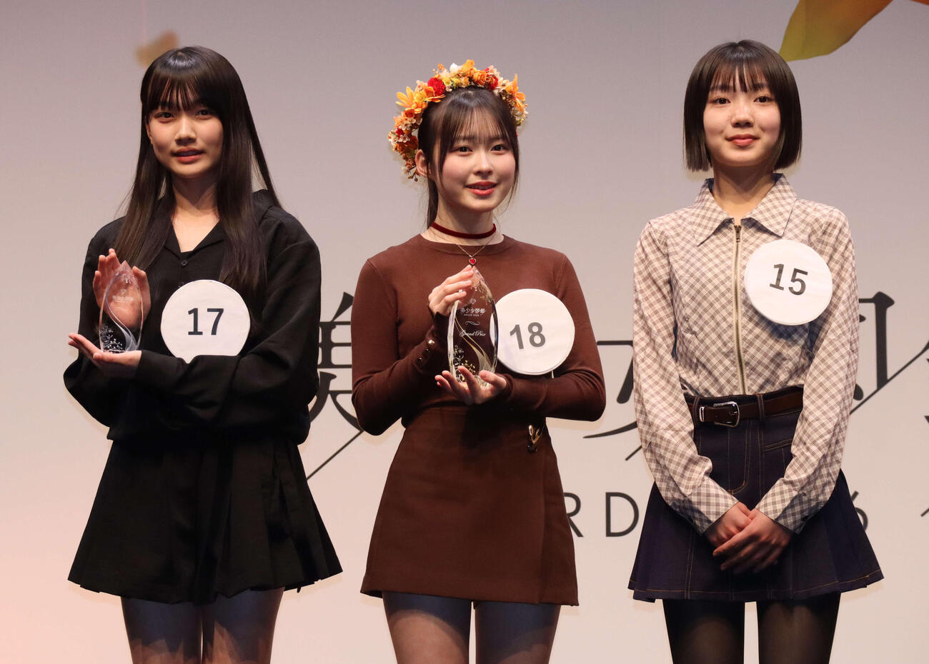 「美少女図鑑AWARD 2026」授賞式。左から準グランプリの川上穂華さん、グランプリの榎本彩乃さん、審査員特別賞の栗原愛香さん