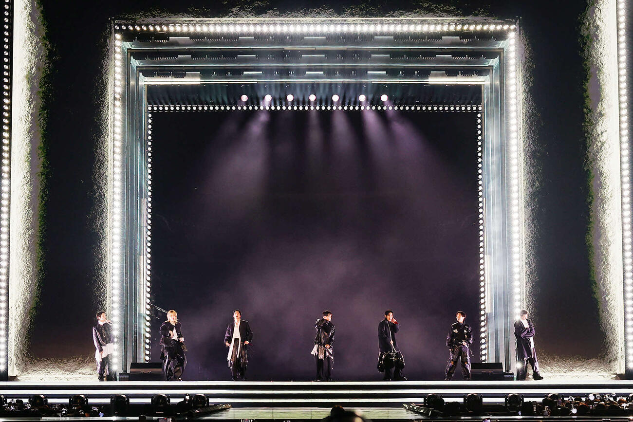 「BTS THE COMEBACK LIVE－ARIRANG」でパフォーマンスするBTS（（P）＆（C）BIGHIT MUSIC／Netflix）