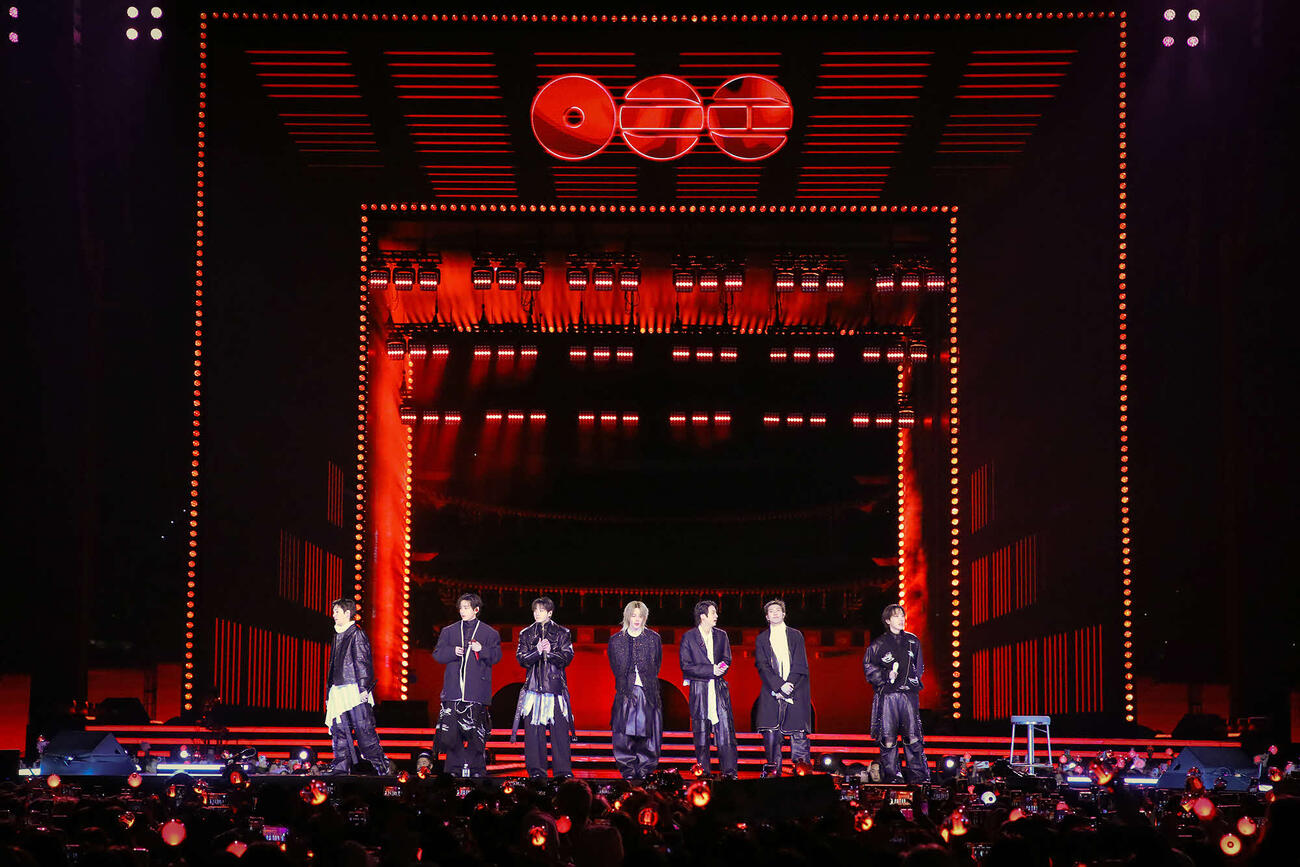 「BTS THE COMEBACK LIVE－ARIRANG」でパフォーマンスするBTS（（P）＆（C）BIGHIT MUSIC／Netflix）