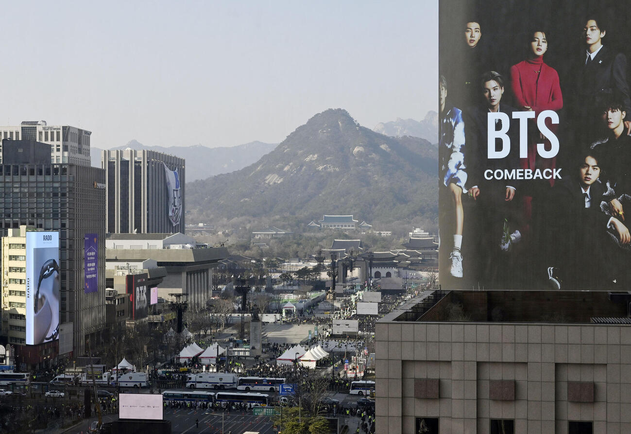 韓国の人気音楽グループBTSが復帰公演を行うソウルの光化門広場（共同）