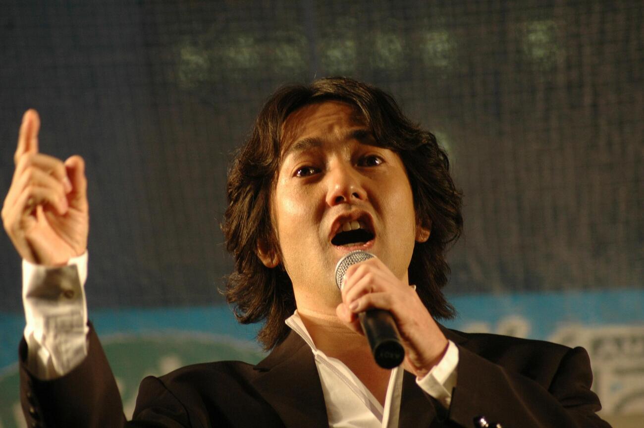 「千の風になって」を公開録音で熱唱する秋川雅史(2007年撮影)