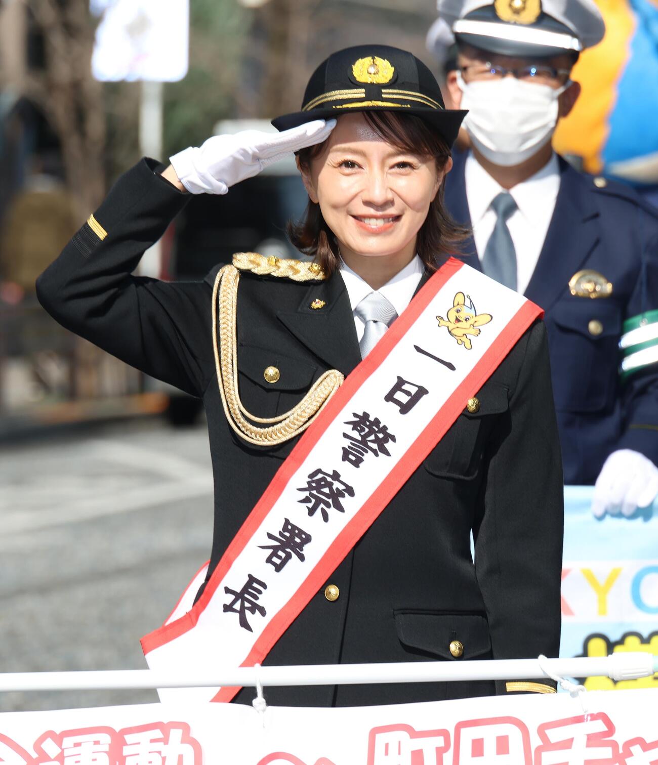 一日警察署長を務めた鈴木亜美（撮影・中島郁夫）