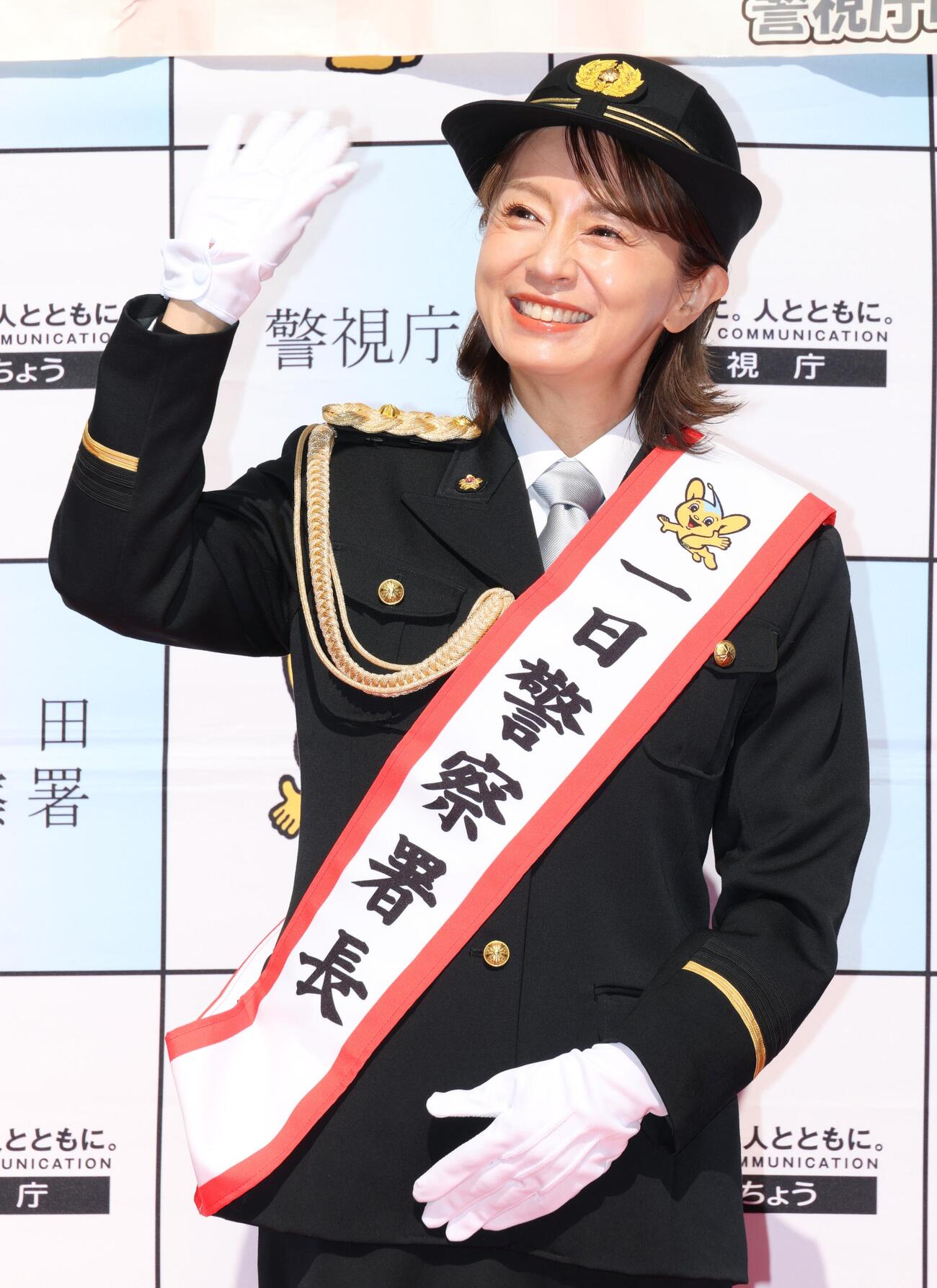 一日警察署長を務めた鈴木亜美（撮影・中島郁夫）