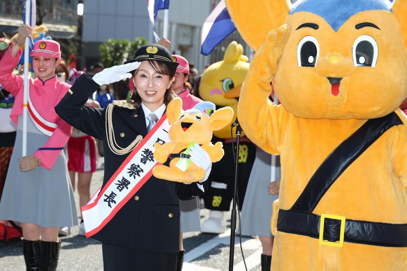 一日警察署長を務めピーポくんから小さなピーポくんを贈られる鈴木亜美（撮影・中島郁夫）