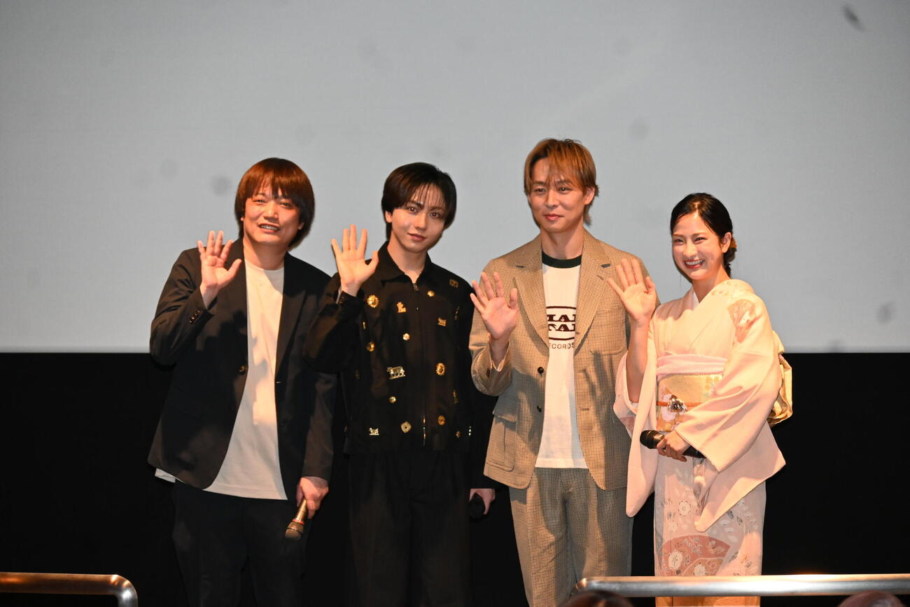 左から大山晃一郎監督、長野凌大、パク・ユチョン、星野奈緒（撮影・松浦隆司）