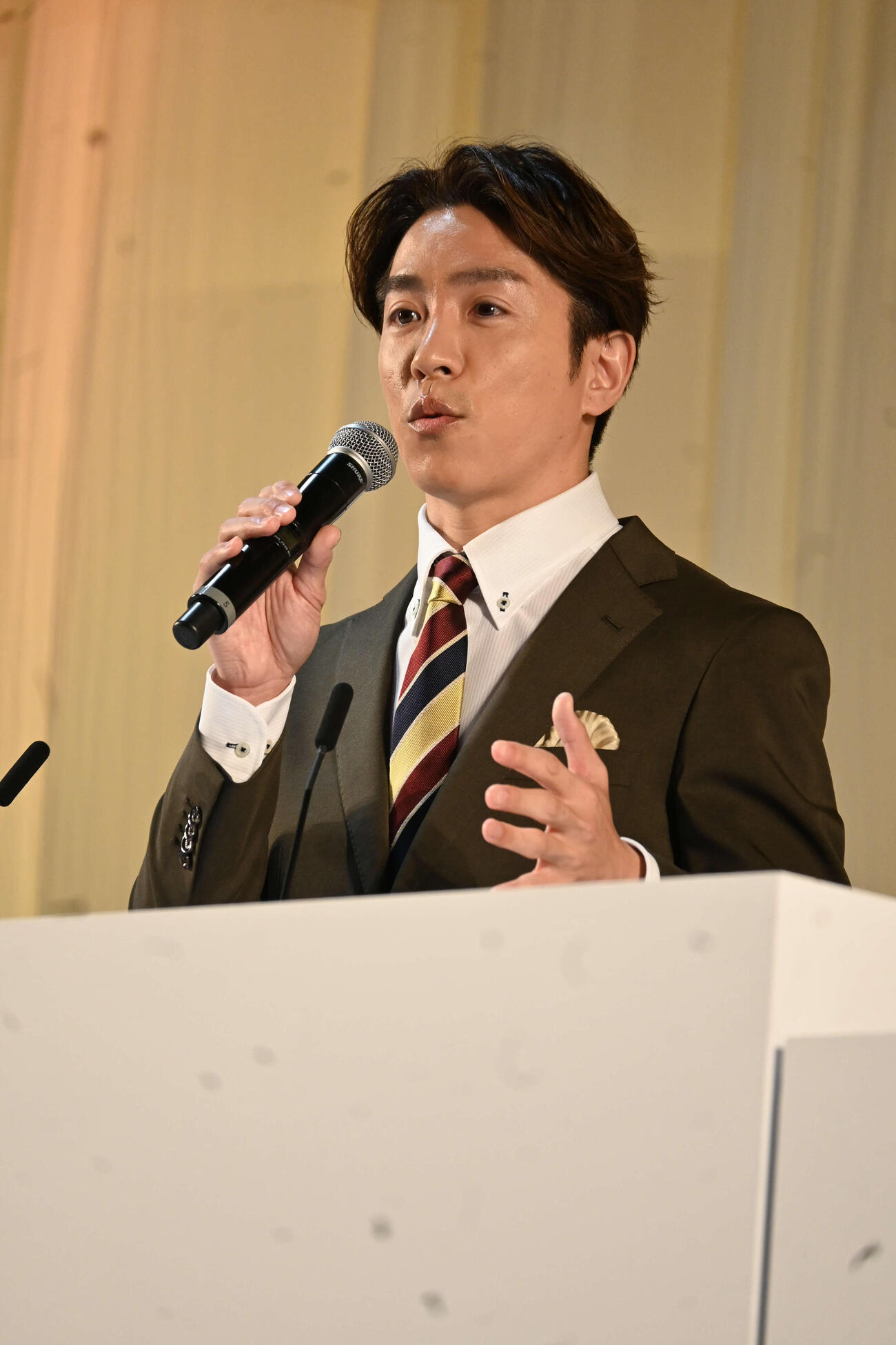近大の卒業式にゲストスピーカーとしてサプライズで登壇した　SUPER EIGHTの村上信五（撮影・松浦隆司）
