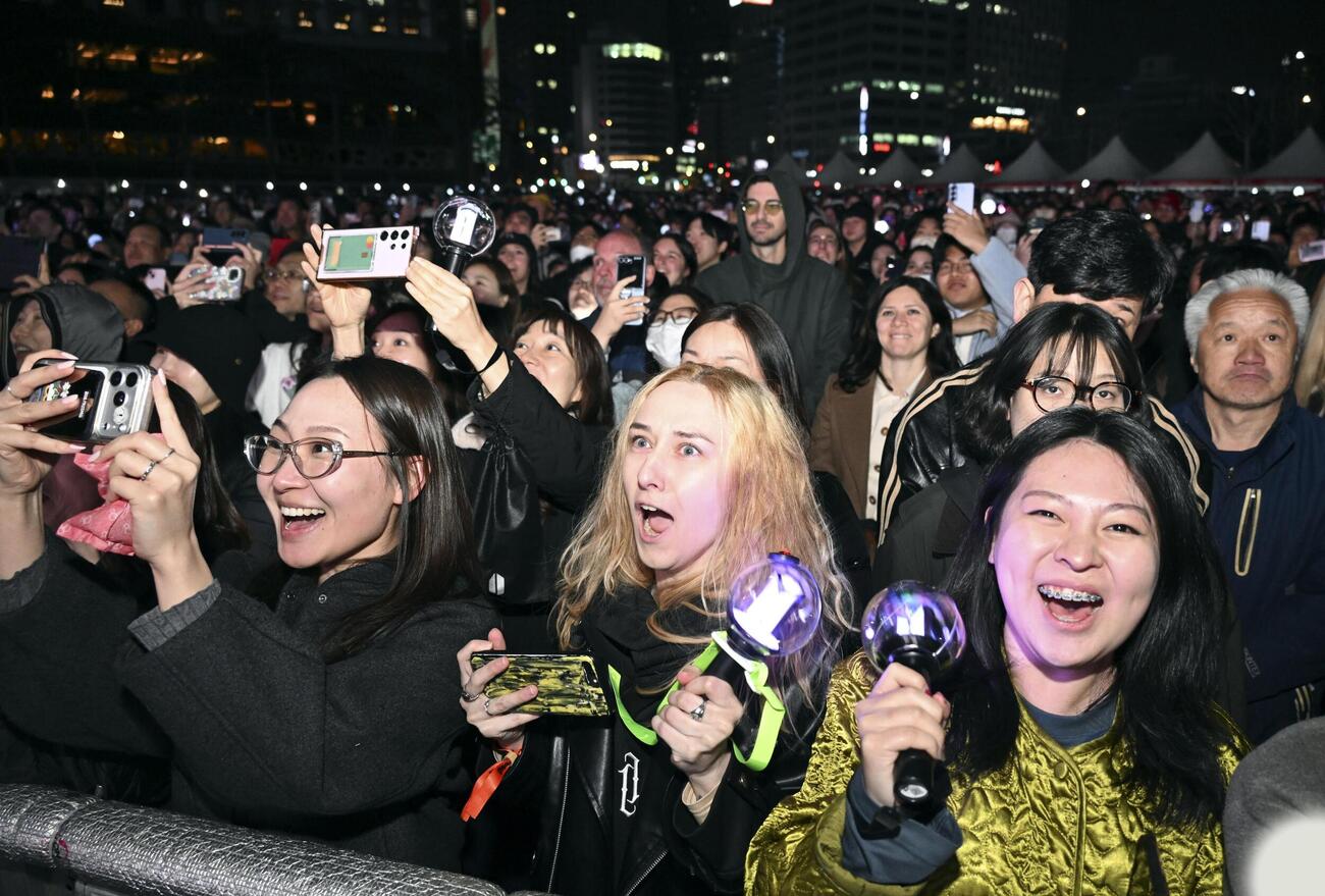 BTSの公演を観賞するため光化門広場の付近に集まった人々＝21日、ソウル（共同）