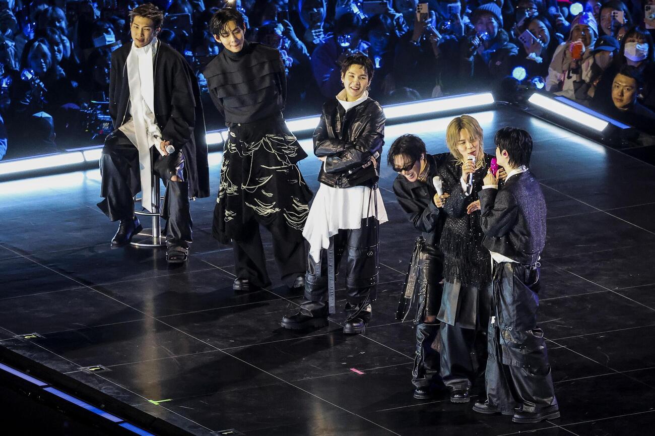 21日、ソウルの光化門広場で開かれたBTSの公演（共同）