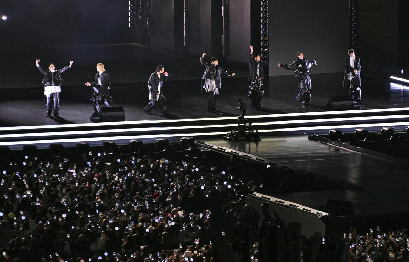 21日、ソウルの光化門広場で開かれたBTSの公演（共同）