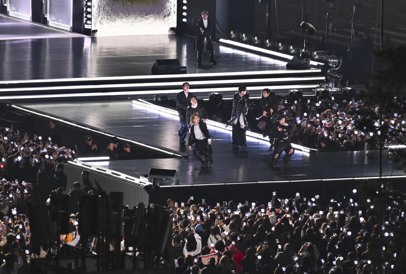 21日、ソウルの光化門広場で開かれたBTSの公演（共同）