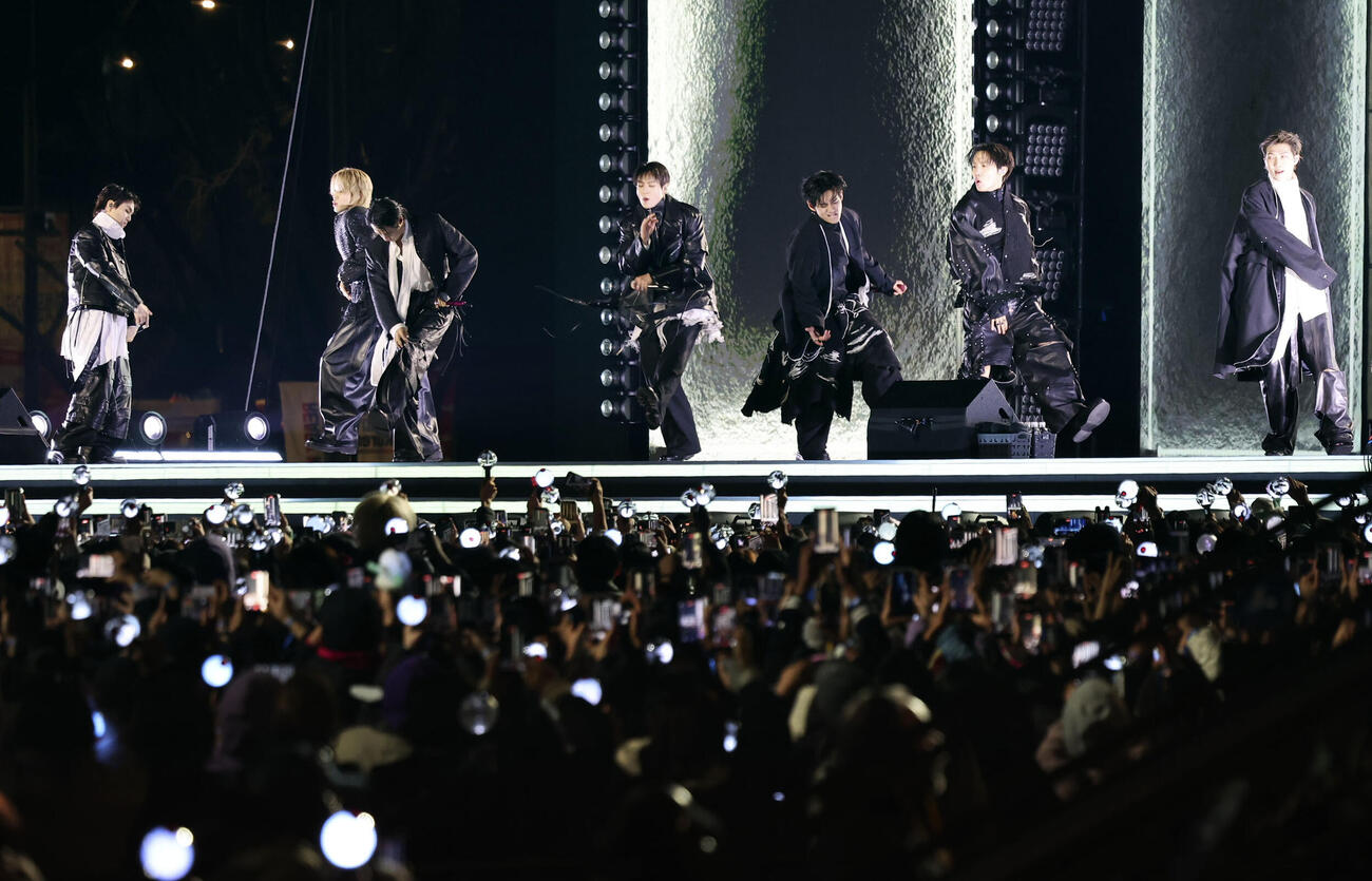 21日、ソウルの光化門広場で開かれたBTSの公演（聯合＝共同）
