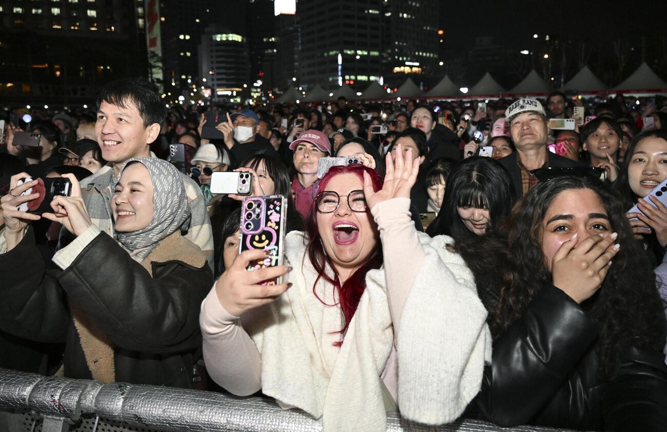 BTSの公演を観賞するため光化門広場の付近に集まった人々＝21日、ソウル（共同）