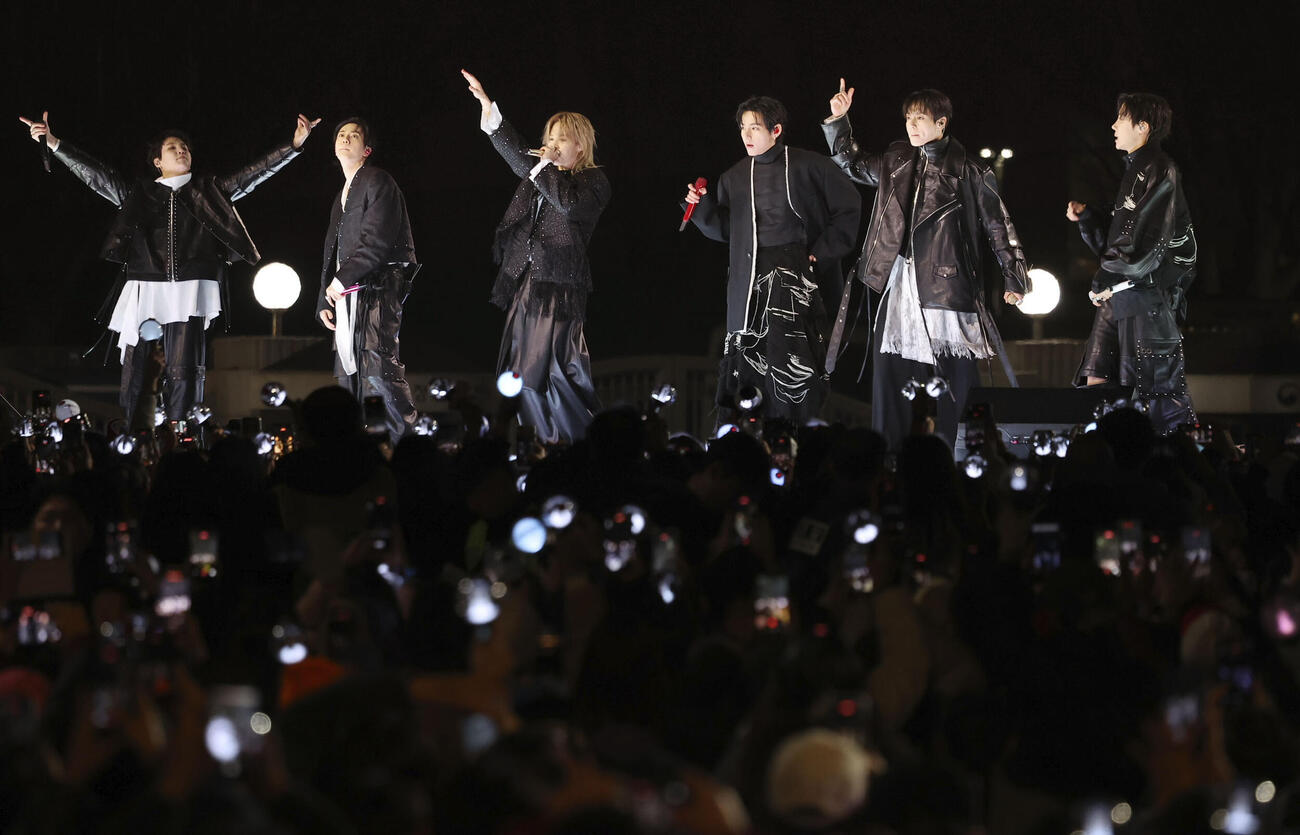 21日、ソウルの光化門広場で開かれたBTSの公演（聯合＝共同）