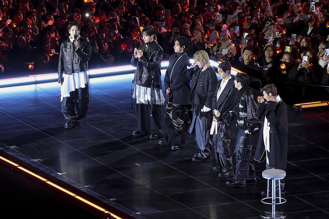 21日、ソウルの光化門広場で開かれたBTSの公演（共同）