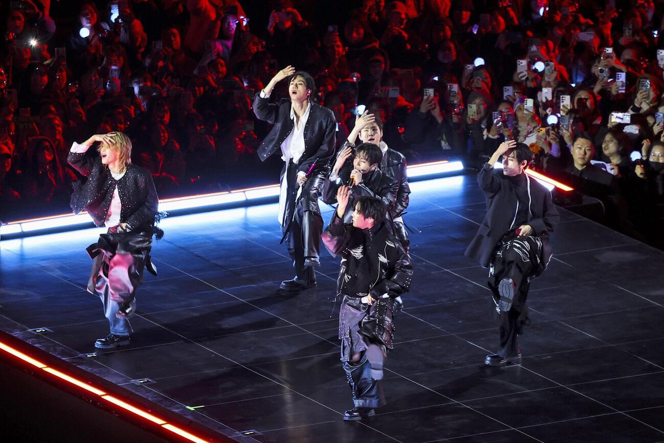 21日、ソウルの光化門広場で開かれたBTSの公演（共同）