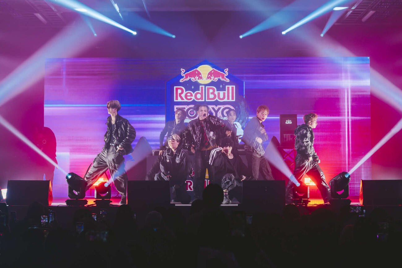 「Red Bull Tokyo Drift 2026」でパフォーマンスするONE OR EIGHT（Suguru Saito／Red Bull Content Pool）