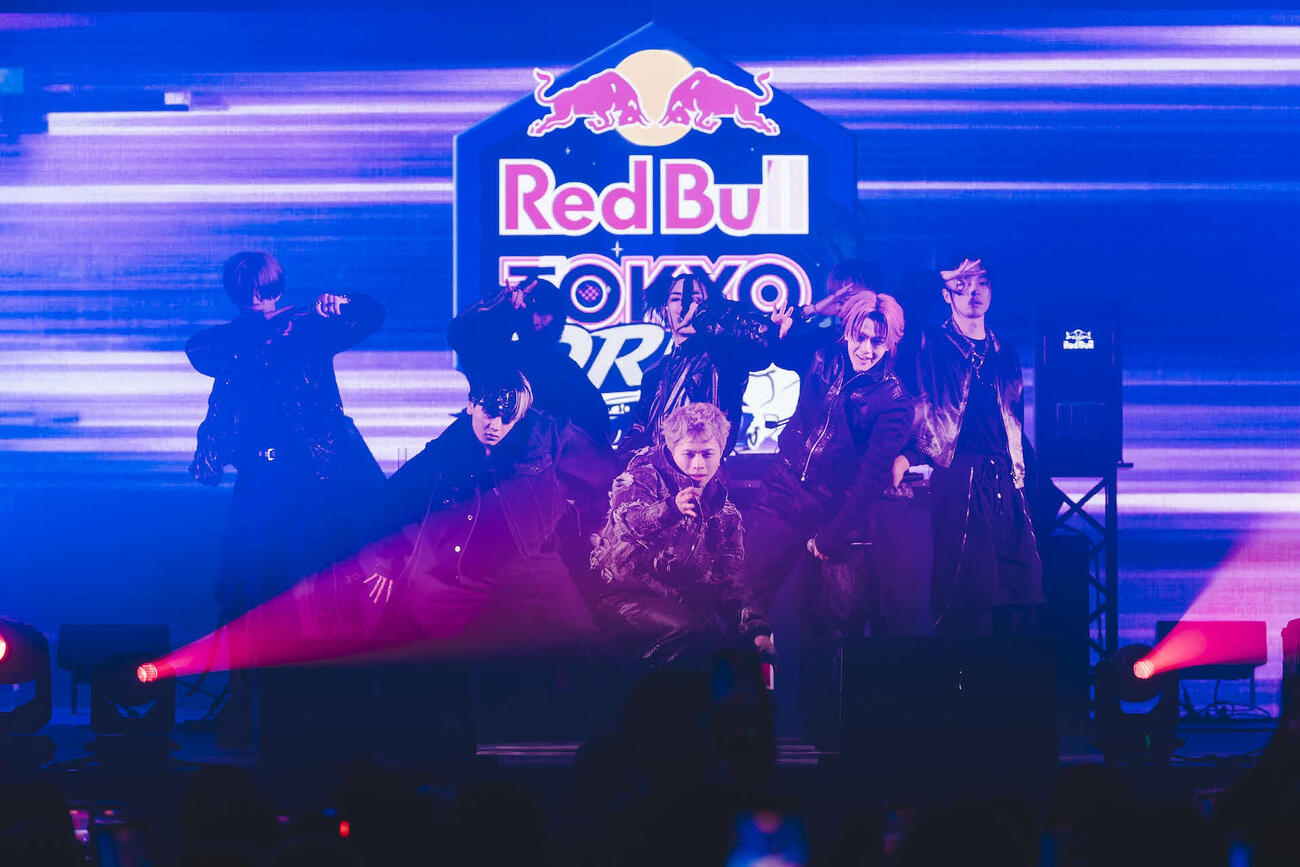 「Red Bull Tokyo Drift 2026」でパフォーマンスするONE OR EIGHT（Suguru Saito／Red Bull Content Pool）