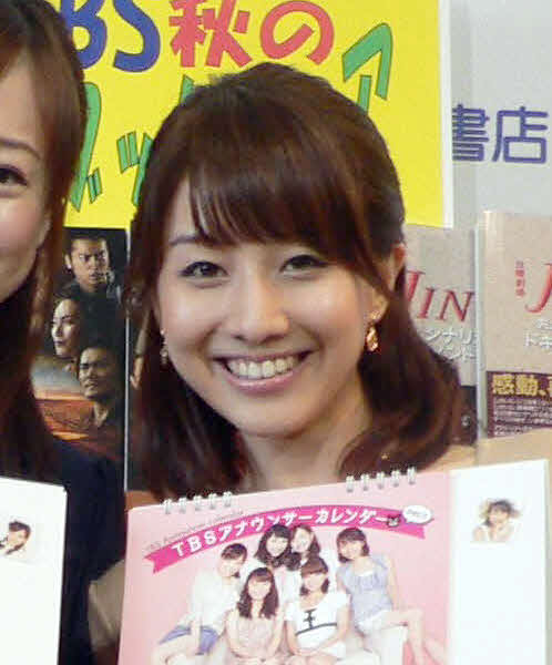 2011年　TBSアナウンサーカレンダー2012サイン＆お渡し会を開いたTBS時代の田中みな実