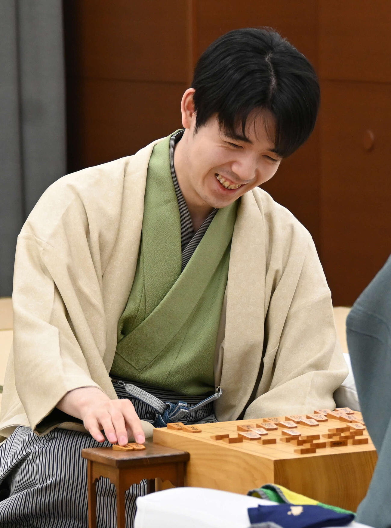 19日の終局後、感想戦を行う藤井聡太王将（撮影・松浦隆司）