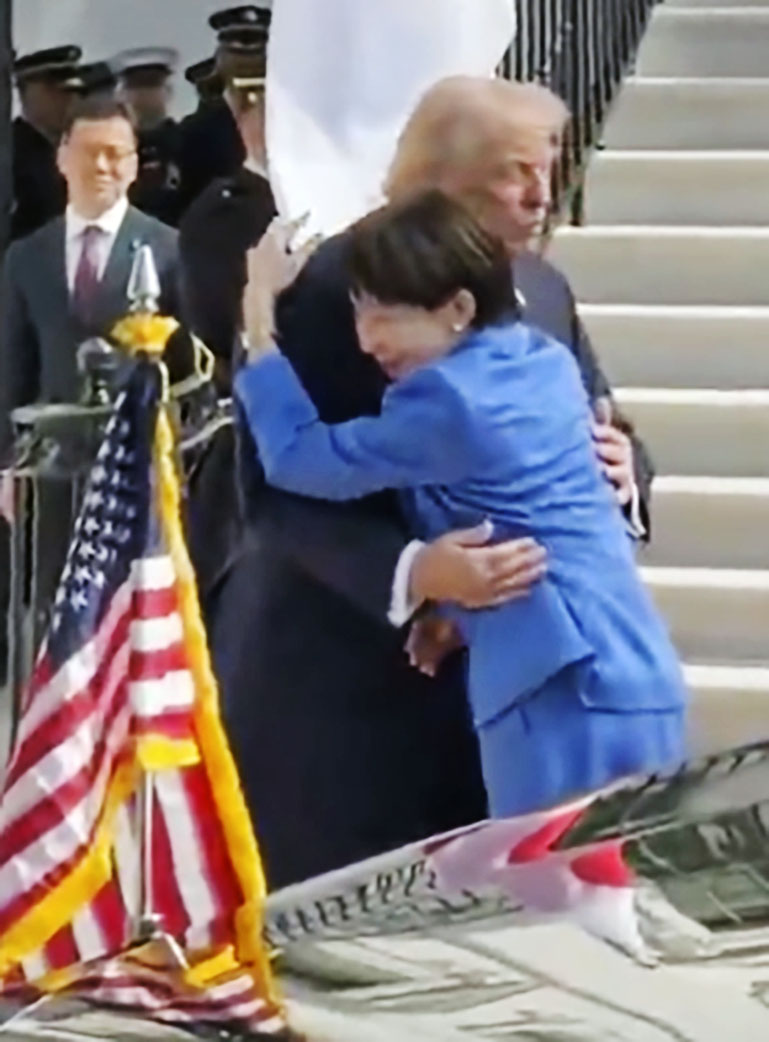19日、首脳会談を前に、トランプ米大統領とハグを交わす高市首相（手前）（共同＝ホワイトハウスのXから）