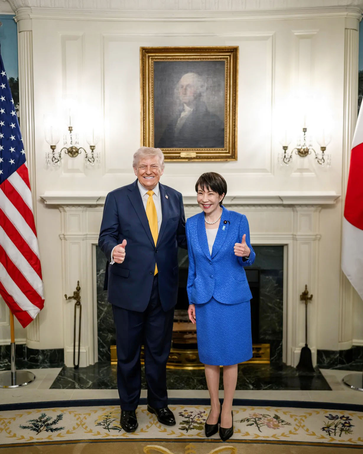記念撮影に応じるトランプ米大統領（左）と高市首相（ホワイトハウスのホームページから、共同）