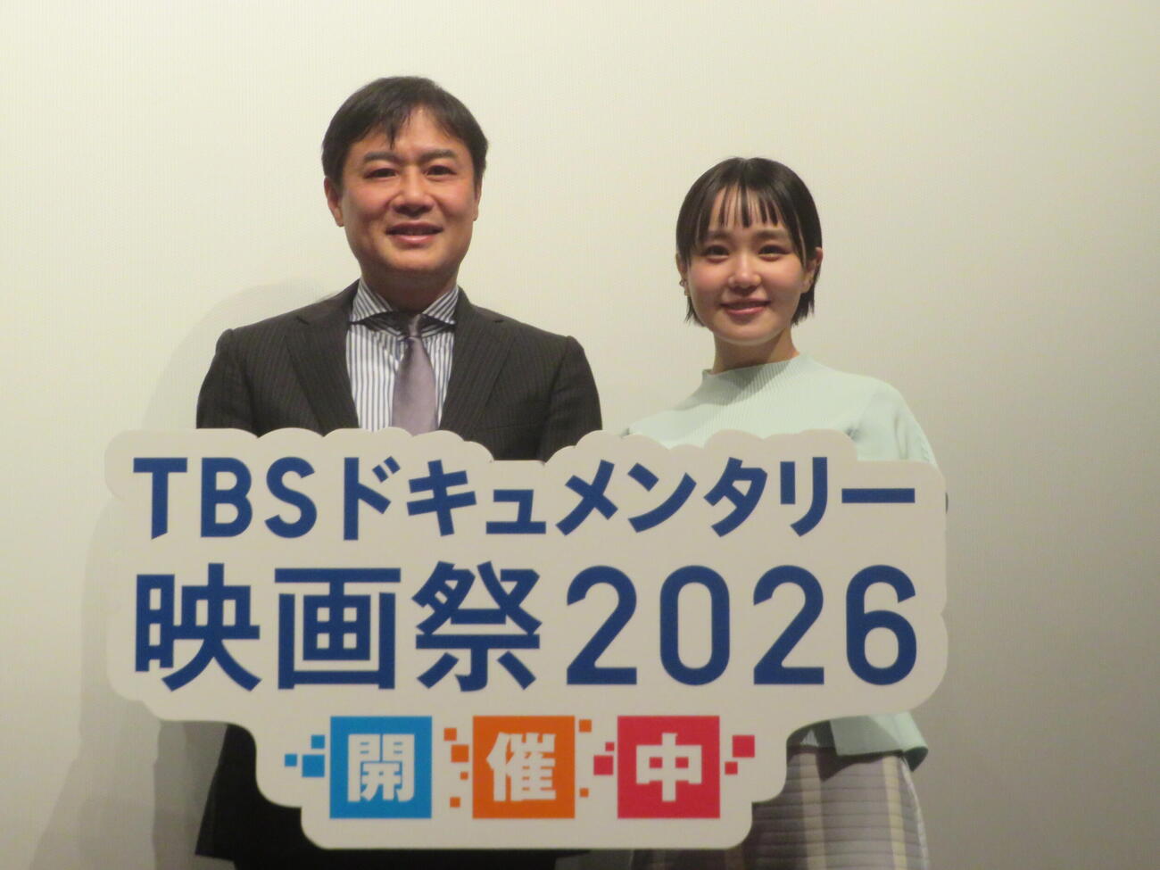 TBSドキュメンタリー映画祭2026「War Braide 2　奈緒と4人の戦争花嫁」舞台あいさつに出席した川嶋龍太郎監督（左）と奈緒（撮影・川田和博）