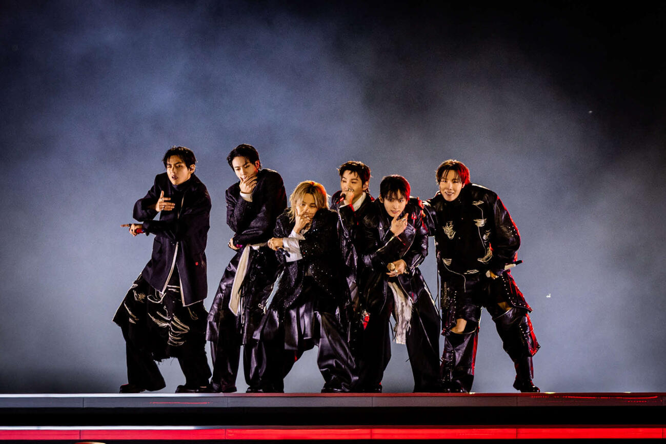 「BTS THE COMEBACK LIVE－ARIRANG」でパフォーマンスするBTS（P）＆（C）BIGHIT MUSIC／Netflix