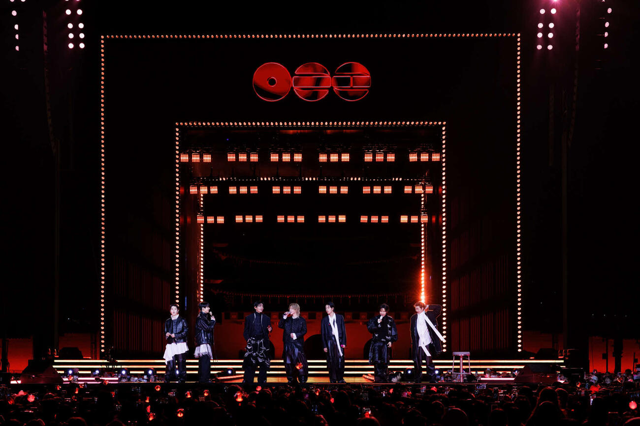「BTS THE COMEBACK LIVE－ARIRANG」でパフォーマンスするBTS（P）＆（C）BIGHIT MUSIC／Netflix