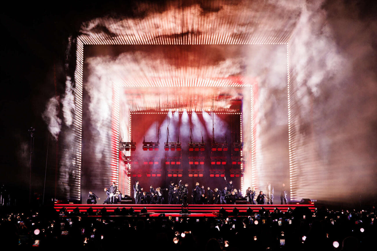 「BTS THE COMEBACK LIVE－ARIRANG」でパフォーマンスするBTS（（P）＆（C）BIGHIT MUSIC／Netflix）