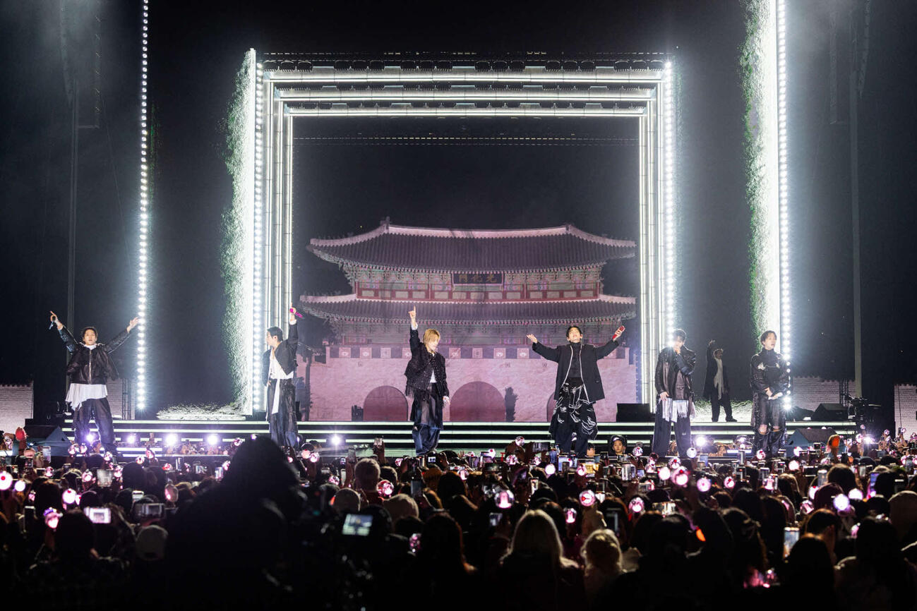「BTS THE COMEBACK LIVE－ARIRANG」でパフォーマンスするBTS（（P）＆（C）BIGHIT MUSIC／Netflix）