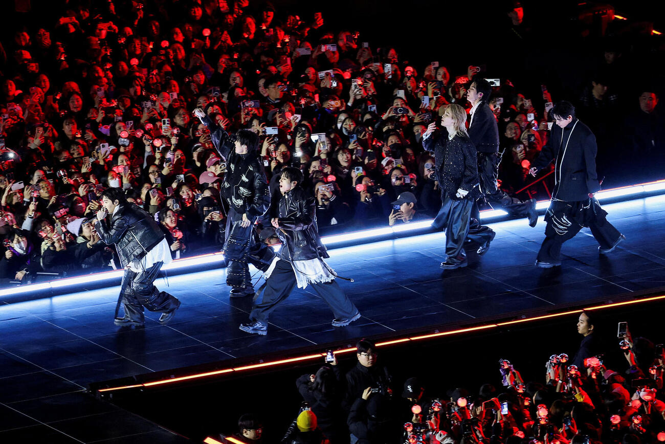 「BTS THE COMEBACK LIVE : ARIRANG」でパフォーマンスを披露するBTS（ロイター）