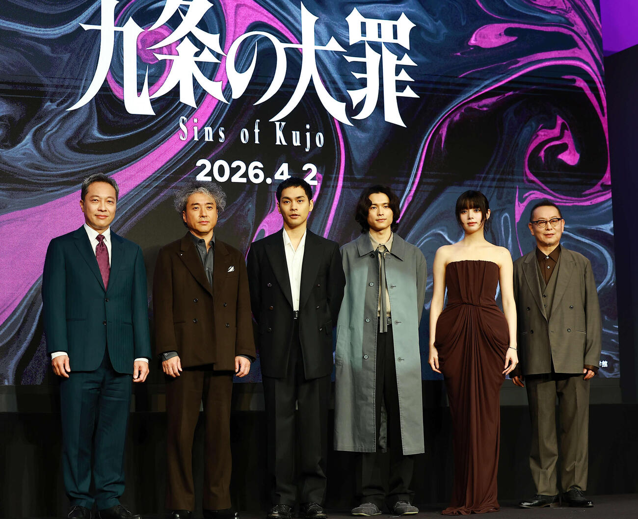 Netflixシリーズ「九条の大罪」配信直前イベントに登場した、左から音尾〓（琢の旧字体）真、ムロツヨシ、柳楽優弥、松村北斗、池田エライザ、土井裕泰監督（撮影・野上伸悟）