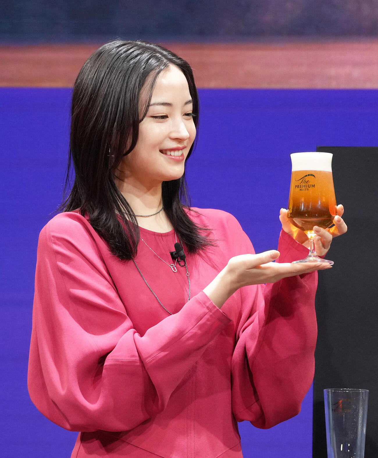 ビールに泡を注ぐ広瀬すず（撮影・足立雅史）