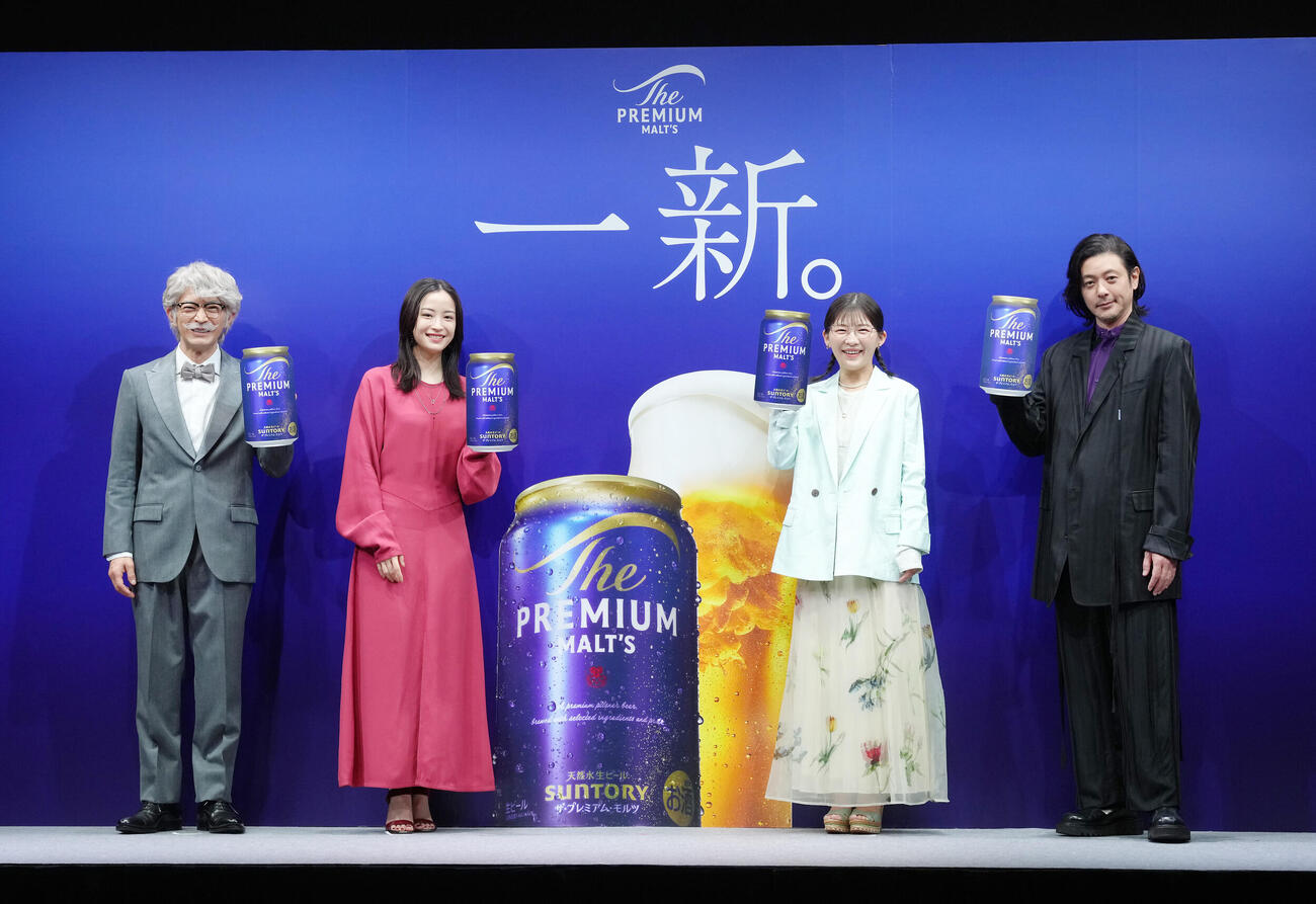 新CM発表会に登場した、左から津田健次郎、広瀬すず、伊藤沙莉、オダギリジョー（撮影・足立雅史）