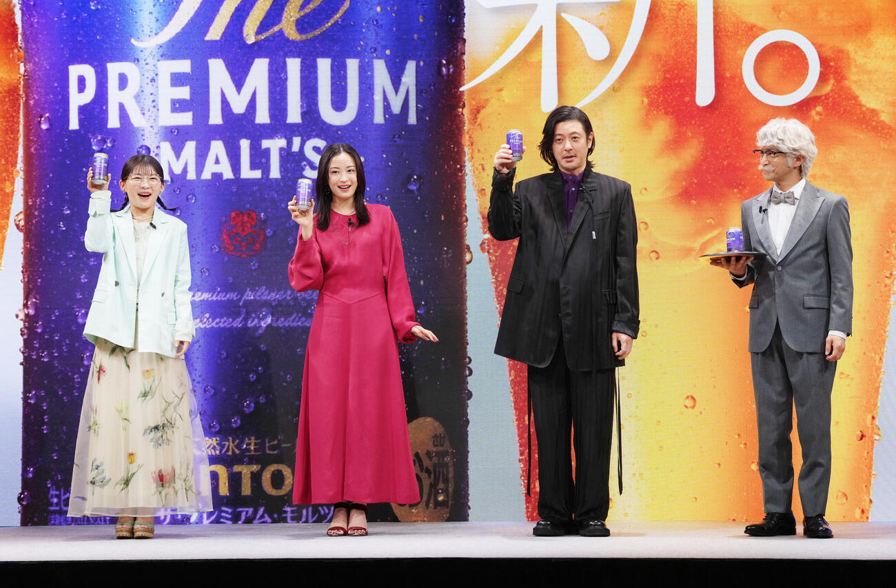 新CM発表会に登場し乾杯する、左から伊藤沙莉、広瀬すず、オダギリジョー、津田健次郎（撮影・足立雅史）