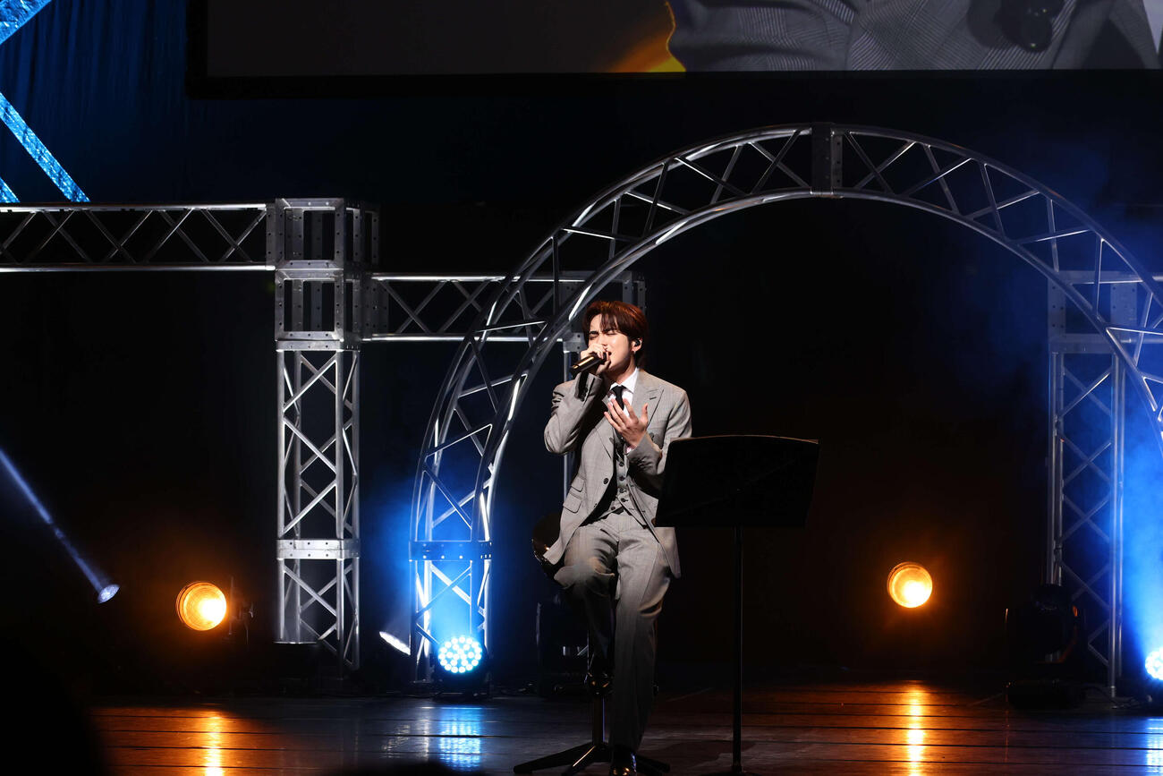「EXPG高等学院」卒業式で歌唱する吉野北人