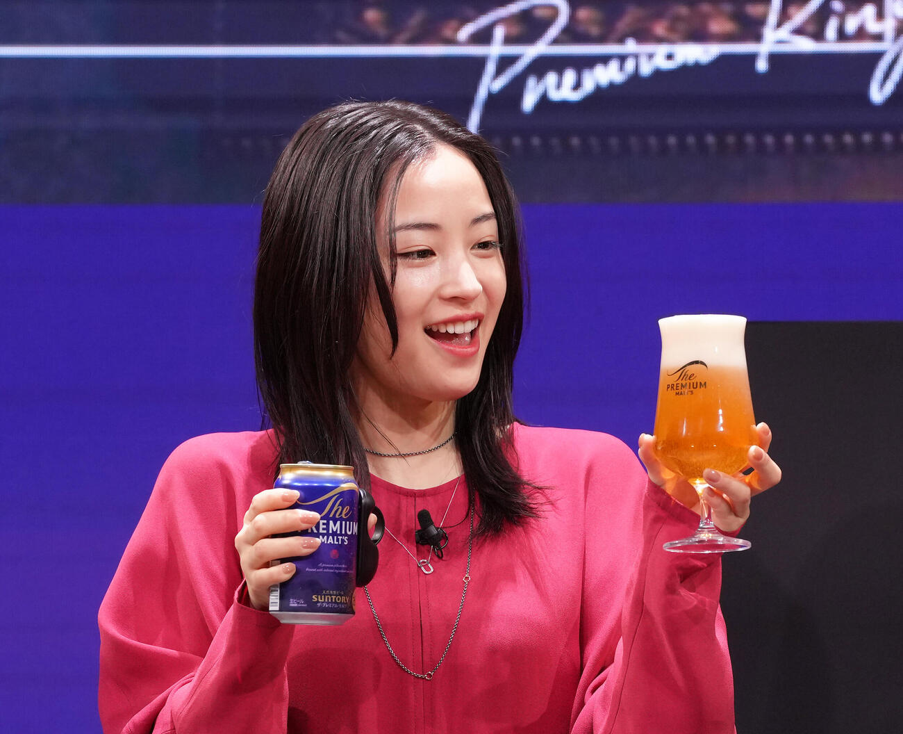 ビールに泡を注ぐ広瀬すず（撮影・足立雅史）