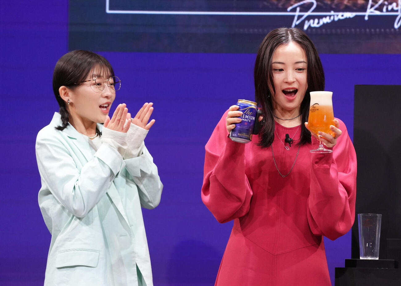 ビールに泡を注ぐ広瀬すず（右）を見つめる伊藤沙莉（撮影・足立雅史）