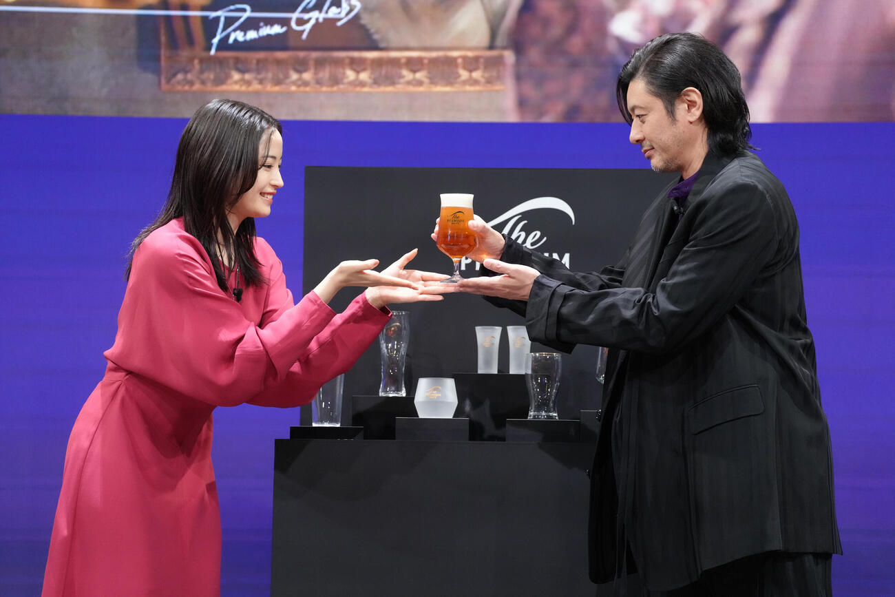 泡を注いだビールをオダギリジョー（右）に渡す広瀬すず（撮影・足立雅史）