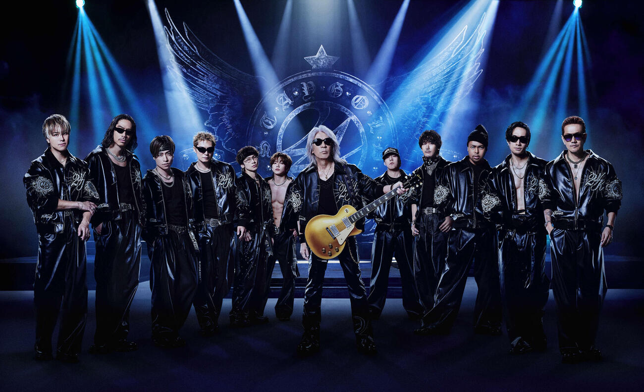 「24karats GOLD LEGACY feat．　松本孝弘」で、松本孝弘（中央）とコラボしたEXILE