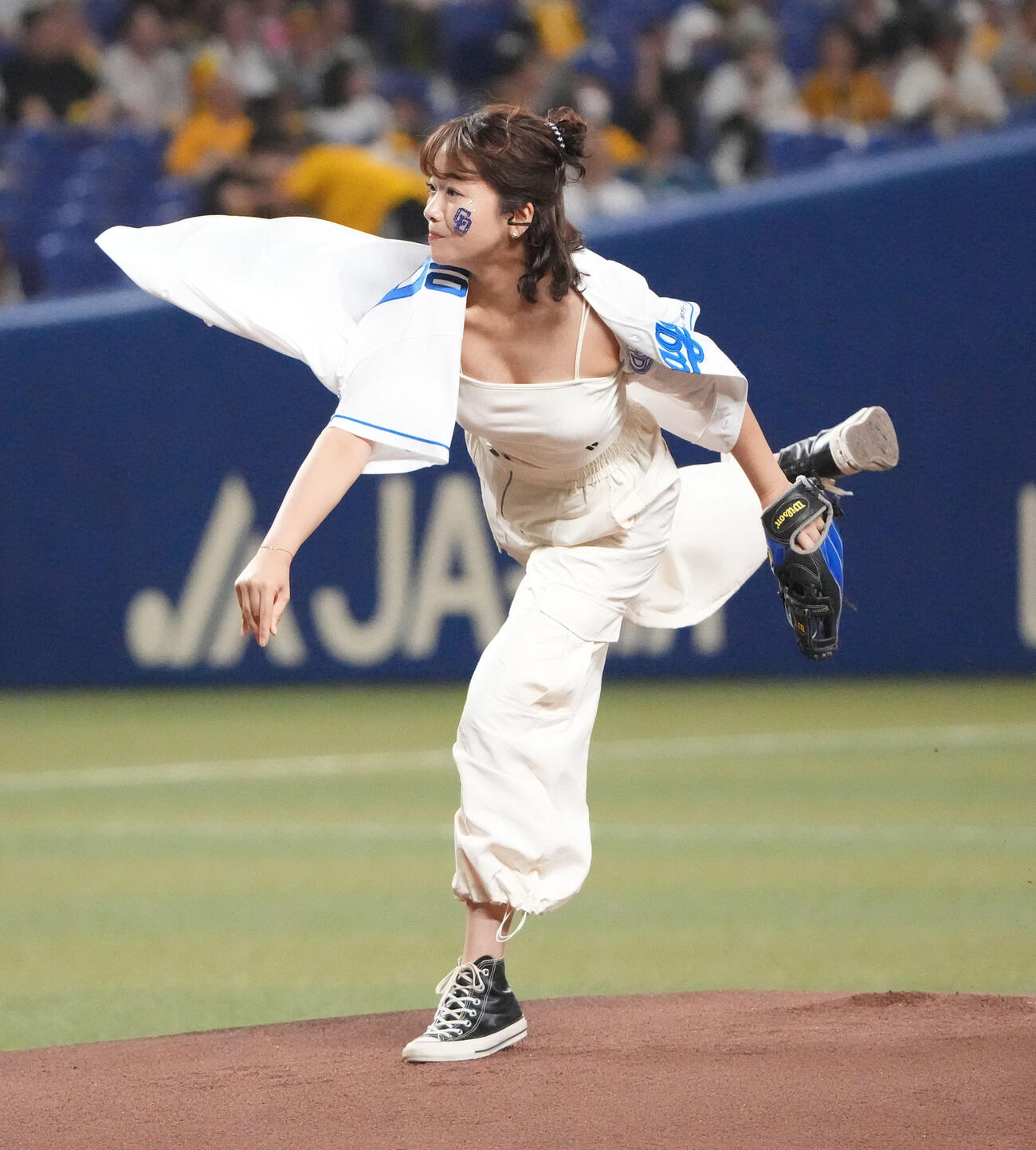 中日対阪神　試合前、スピードボールコンテストに出場し投球するTOKAI RADIO川村茉由DJ（2023年9月撮影）