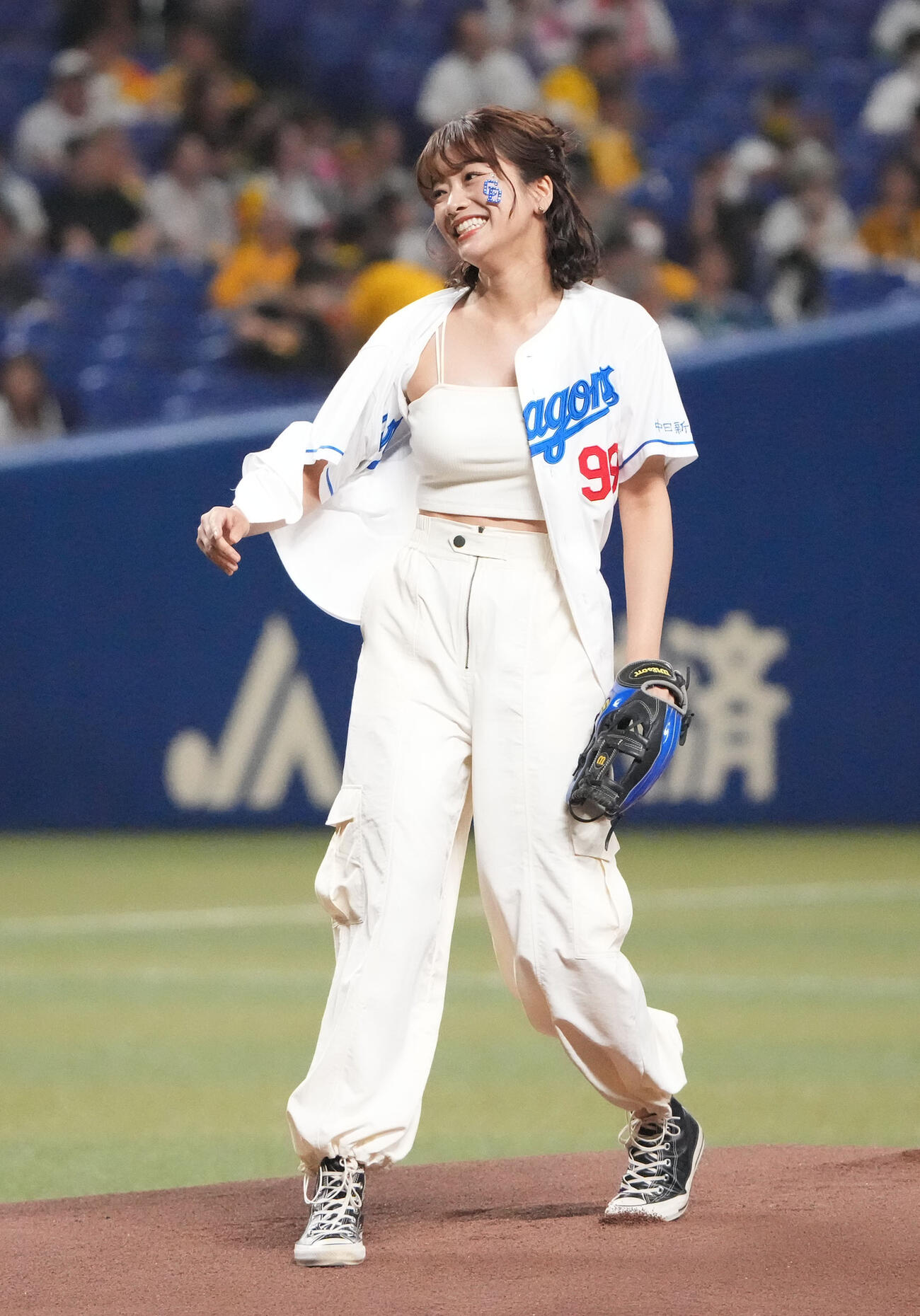 中日対阪神　試合前、スピードボールコンテストに出場し投球するTOKAI RADIO川村茉由DJ（2023年9月撮影）