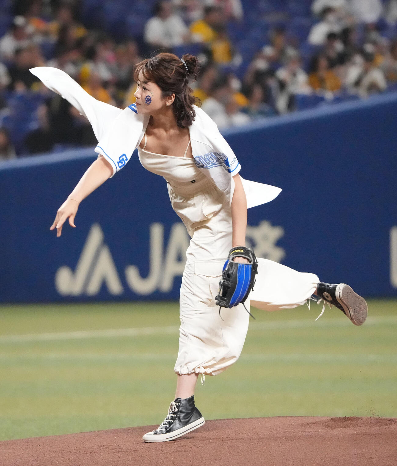 中日対阪神　試合前、スピードボールコンテストに出場し投球するTOKAI RADIO川村茉由DJ（2023年9月撮影）