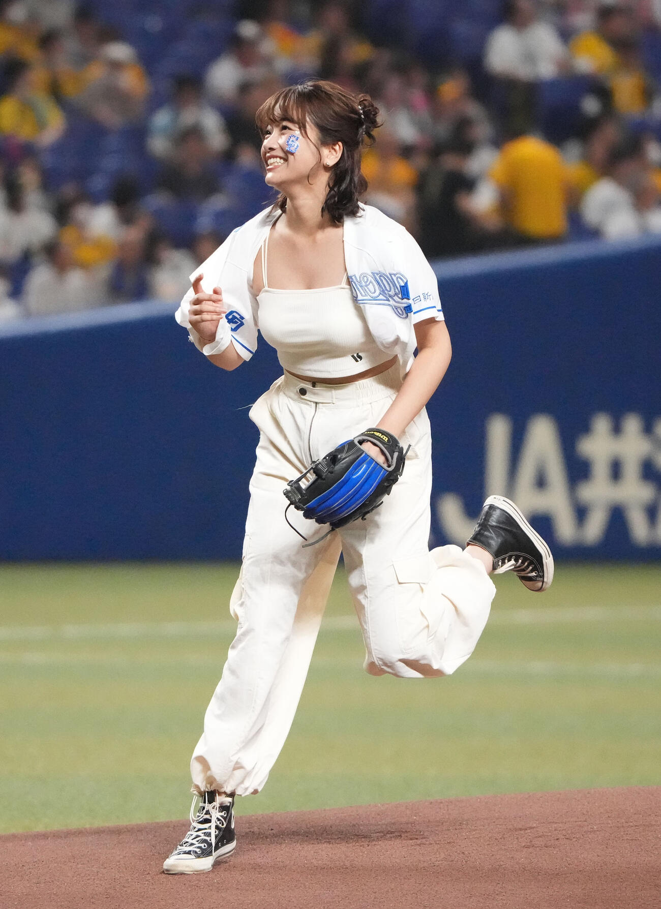 中日対阪神　試合前、スピードボールコンテストに出場し投球するTOKAI RADIO川村茉由DJ（2023年9月撮影）